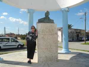 Vicki at statue of Hemingway