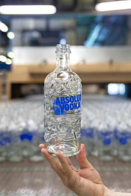 Absolut vodka launches Absolut Comeback, a limited-edition bottle celebrating recycling (CNW Group/Corby Spirit and Wine Communications)